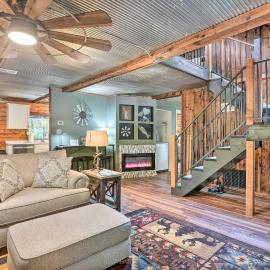 Secluded Table Rock Lake/Branson Cabin w/ Hot Tub!