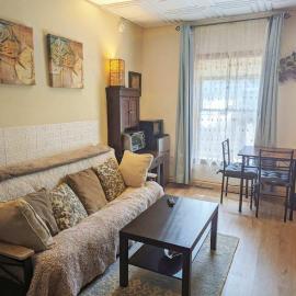 Uptown area, Cozy king Suite, quiet and private, free parking, walk to restaurants, hotel in Charlotte