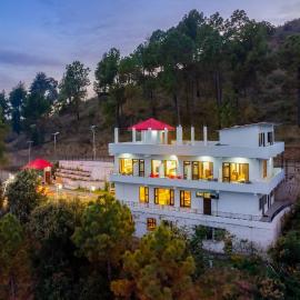 StayVista at The Hush Escape-5BHK Valley View villa in Arki, Hotel in Solan