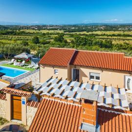 Countryside holiday home - pool - big terrace, hotel u Benkovcu