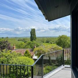 Stunning Hillside House, Hotel in Langport