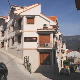 Edificio Reyes – hotel w mieście La Adrada