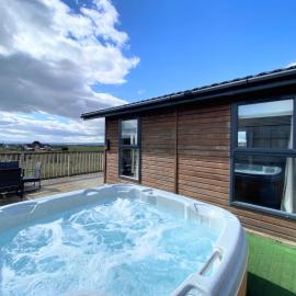 Benarty 11 with Private Hot Tub - Fife - Loch Leven - Lomond Hills - Pet Friendly, Hotel in Kelty