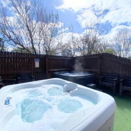 Lbtie Lodge with Two Private Hot Tubs - Fife - Loch Leven - Lomond Hills, Hotel in Kelty