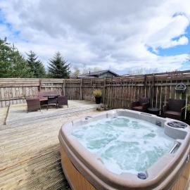 Torridon 1 with Private Hot Tub - Fife - Loch Leven - Lomond Hills- Pet Friendly, Hotel in Kelty