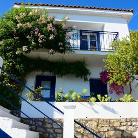 Zaros House. Two-Bedroom Traditional House with Sea Views in Kioni., hotell sihtkohas Kiónion