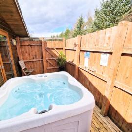 Lomond 6 with Private Hot Tub - Fife - Loch Leven - Lomond Hills, Hotel in Kelty