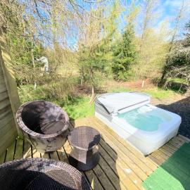 Blair Tiny House with Private Hot Tub - Fife - Loch Leven - Lomond Hills, hotel a Dunfermline