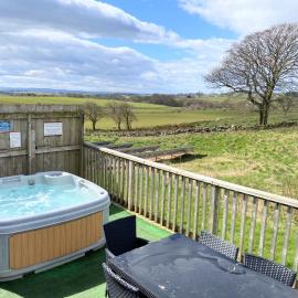 Torridon 12 with Private Hot Tub - Fife - Loch Leven - Lomond Hills, hotell i Kelty