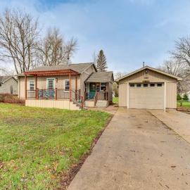 Charming Spirit Lake Home - 6 Mi to Arnolds Park!, hotel in Spirit Lake