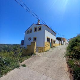 Hostel on the Hill, hotel en Raposeira