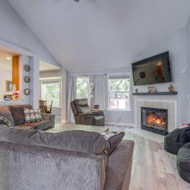 Family-Friendly Silverdale Home w/ Private Deck!, hotel u gradu 'Silverdale'