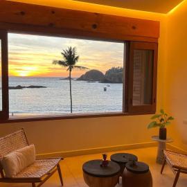Ocean Front Luxury - 5 Pools & Private Beach Club、カレイェスのホテル