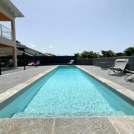 Rubis - Vue piscine, balcon, proche Destraland, hotel en Baie-Mahault