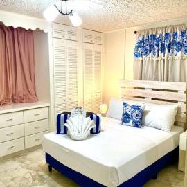 Steps 2 Beach - 5 Bedroom 3 Bathroom Villa, hotel in Christ Church