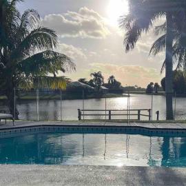 Modern Lakefront Home, hotel i Wellington