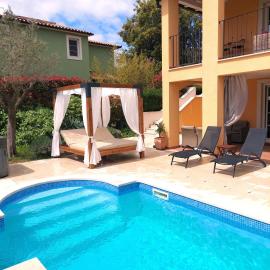 Villa Ari 8+2, hotel v Krnici