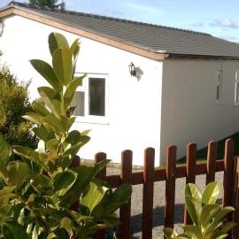 Peaceful Welsh Countryside Lodge Fully accessible Sleeps 6: Usk'ta bir otel