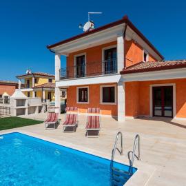 Villa Nia with Private Pool, hotelli kohteessa Karigador