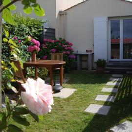 MER à pied STUDIO Vrai Lit LINGE FOURNI Jardin VÉLOS BIENVENUS, hotel in Bretignolles-sur-Mer
