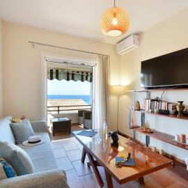 Two-bedroom Condo with Sea View in Glyfada, hotel in Glyfada