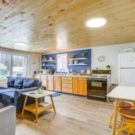 Cozy Wellston Cabin - Walk to Crystal Lake!, khách sạn ở Irons