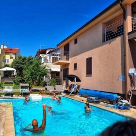 Kuća NIKA, hotel in Tribunj