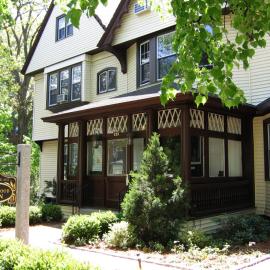 Longwood Inn، فندق في بروكلاين