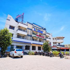 Via Yashraj Inn, hotell i Vagholi