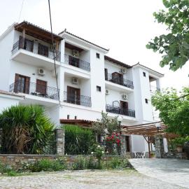 Hotel Defkalion، فندق في Álli Meriá