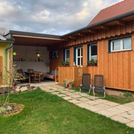 Ferienhaus mit Garten in Thermennähe, hotel in Strebersdorf