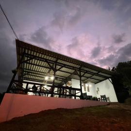 Hostal Restaurante Checha Dapa, hotelli kohteessa Yumbo