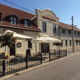Meggyes Hotel, готель у місті Серенч