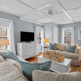 Cozy Large Home in Harwich with Patio near Wequassett Resort, hotel sa Harwich
