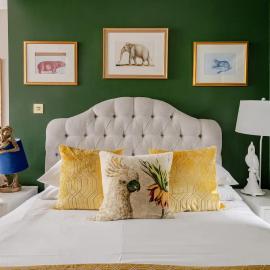 Deco Studio: King bed, kitchenette, stylish & comfortable