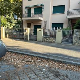Villetta centro Imola 4 persone in matrimoniale, una piazza e mezzo e un singolo con parcheggio privato gratuito, hotel din Imola