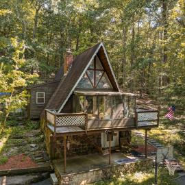 Escape in our Rain-Forest A-Frame Retreat with Hot Tub at The Kairos Cabin, hótel í Harveys Lake