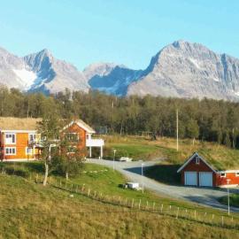 Timber house in Lyngen, hotel a Jægervatnet