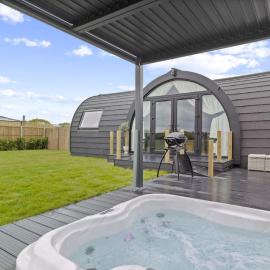 Choller Lodges - The Barn House With Hot Tub, hotel in Arundel