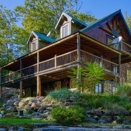 Grenville Gem: Luxury Chalet,Pool & Jacuzzi Oasis, hotel in Grenville-sur-la-Rouge