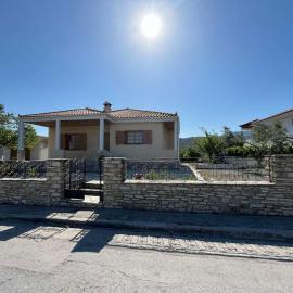 Rustic and Spacious House, Hotel in Mytilinioí