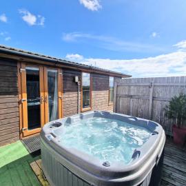 Cleish 7 With Private Hot Tub - Fife - Loch Leven - Lomond Hills - Pet Friendly, Hotel in Kelty