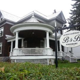 Le Petit Château Montebello B&B, hôtel à Montebello