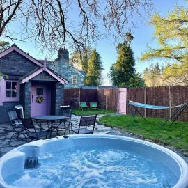 Tiny Romantic Retreat with Hot Tub on a Country Estate near Cardigan Bay in Eryri Snowdonia, khách sạn ở Llanbedr