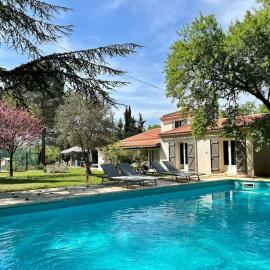 Villa des Trois Pins - Piscine, Climatisation, Pétanque et Tennis, hotel a Rousset