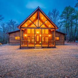 The Luxurious Blue Sky Lodge is EPIC!, hótel í Broken Bow