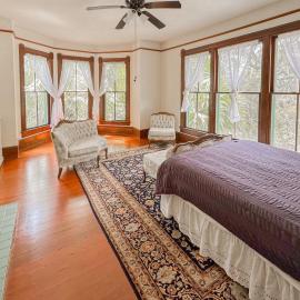 Cozy Victorian Apartment Downtown Sleeps 5