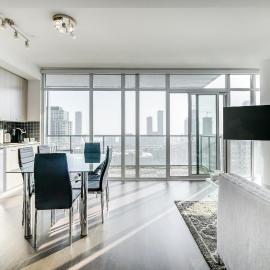 Epic 2BR Condo with Panoramic CN Tower & City View, hotel en Toronto