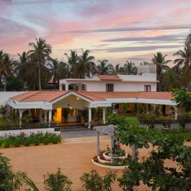 StayVista's Silver Oak Farm - 5BHK Villa with Bar & Pet Friendly, Hotel in Bangalore