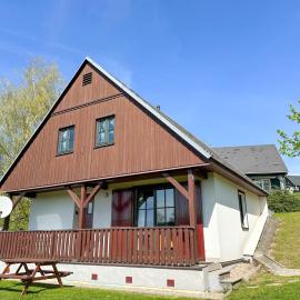 Třicítka na Šťastném kopci, hotel v Černém Dole
